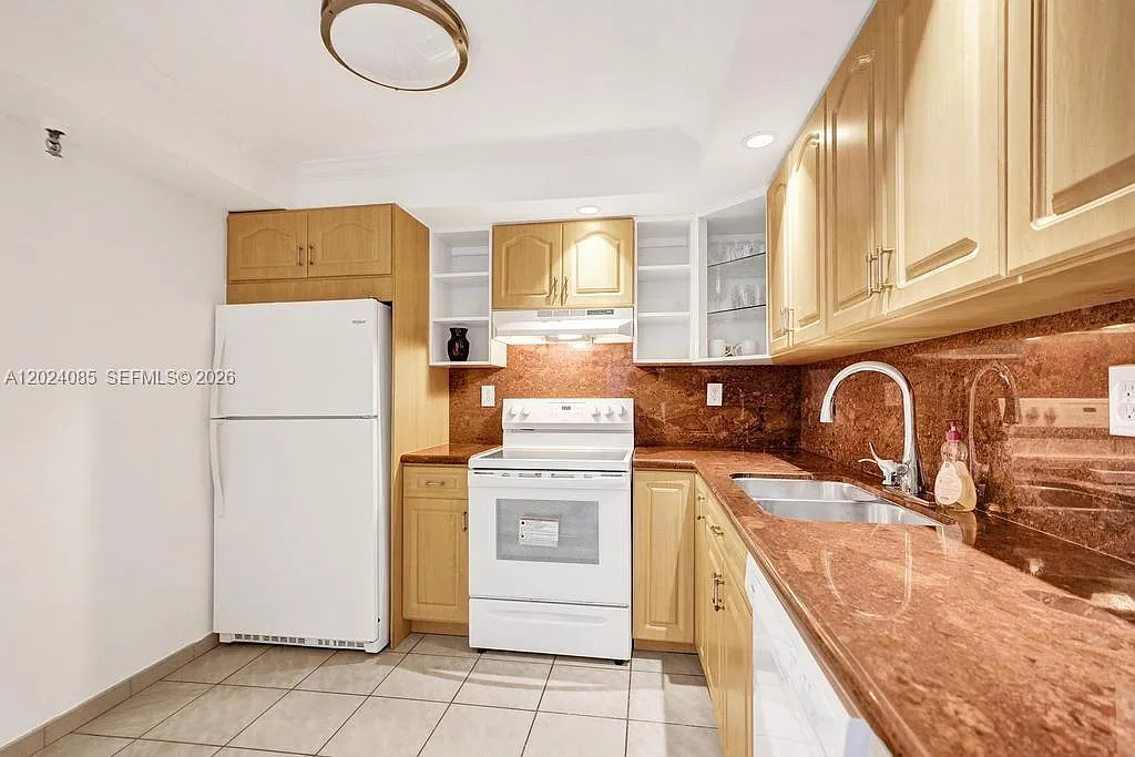 Building Photo - 1623 Collins Ave #512