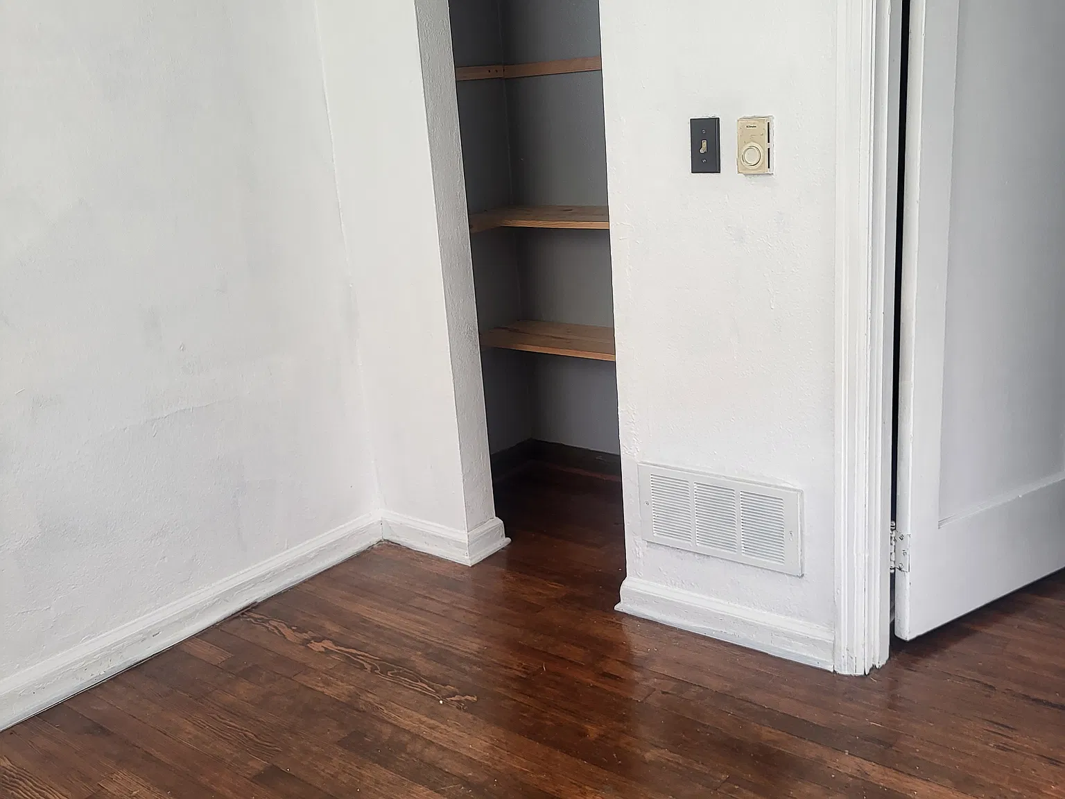 1 bed, 450 sqft, $1,200 — Photo 3