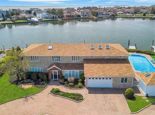 48 Dolphin Ln E, Copiague, NY 11726