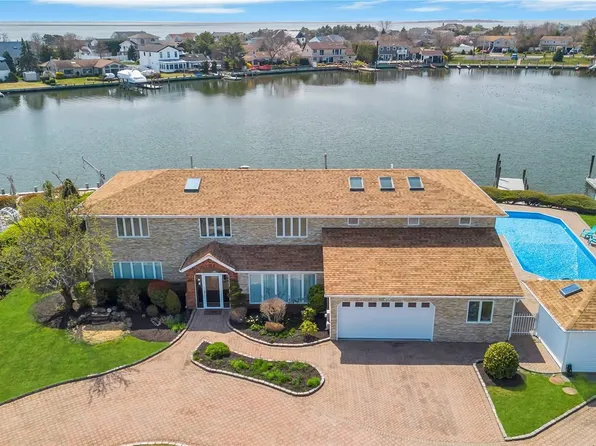 48 Dolphin Lane, Copiague, NY 11726