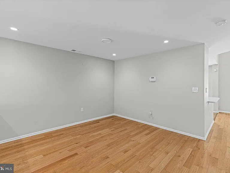 302 Wellington Park Dr — Photo 8