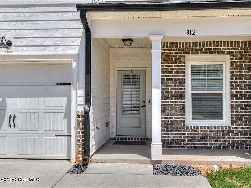 3 bed, 2.5 bath, 1689 sqft, $1,975 — Photo 2
