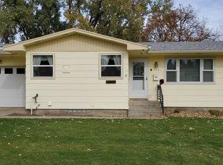 875 Brick Dr, Dickinson, ND 58601