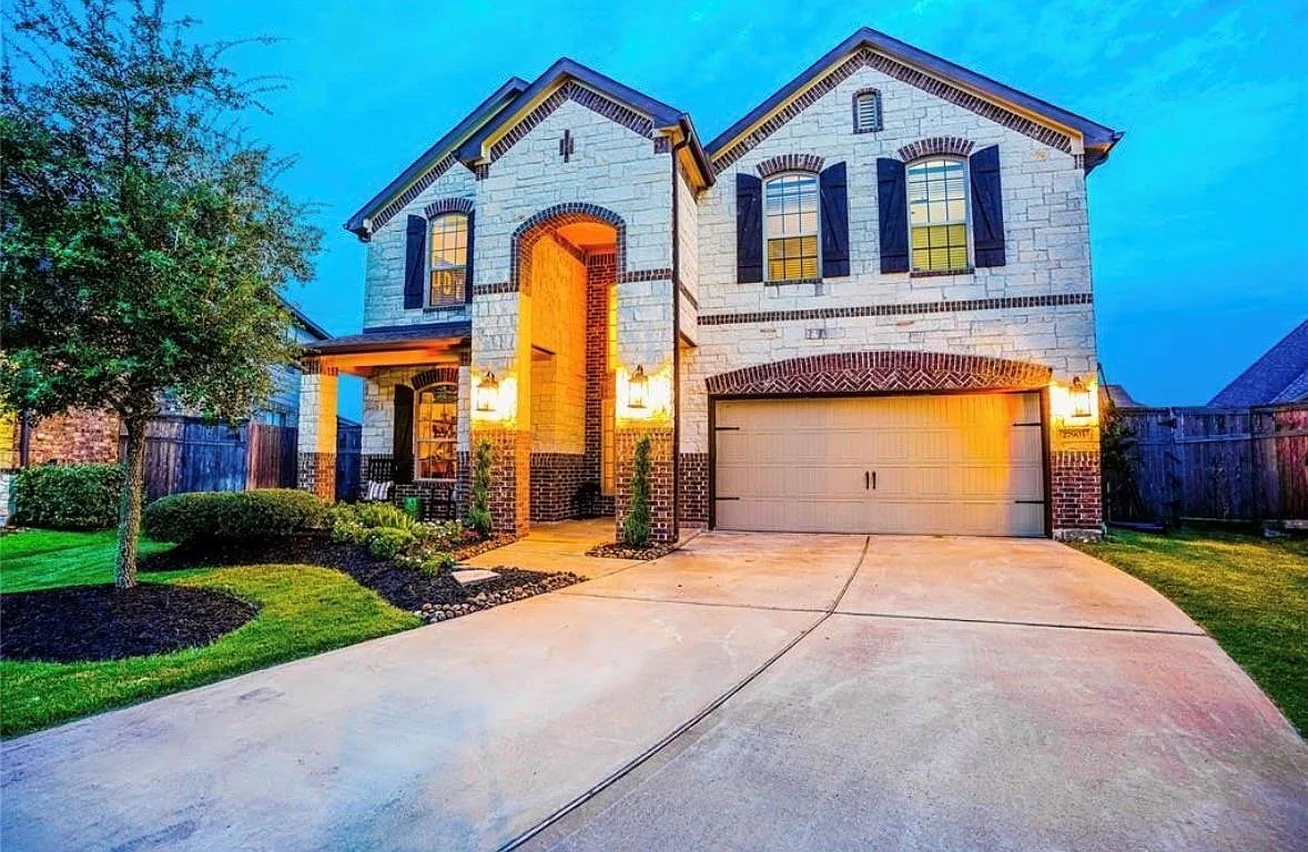 4 bed, 2.5 bath, 2411 sqft, $3,695 — Photo 1