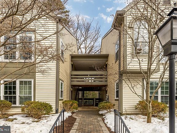 2nd image of 2221 Lovedale Ln #202B