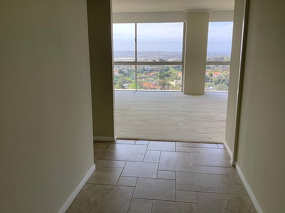Entering unit / foyer.