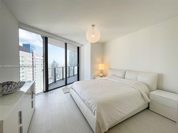 4th image of 1000 Brickell Plz #4301