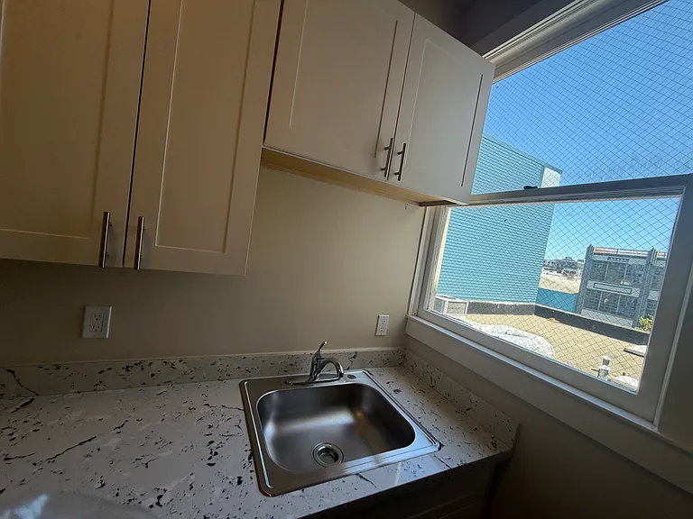 1040 Howard St #7 — Photo 8