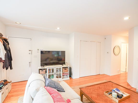 2nd image of 1811 N Wells St #B1