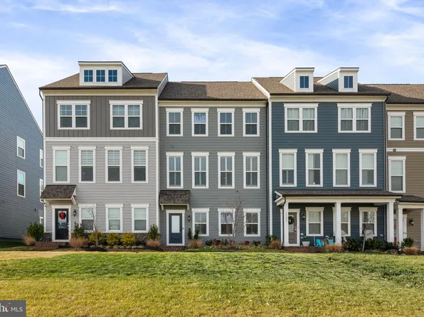 1706 Autumn Maple Leaf Dr, Dumfries, VA 22026