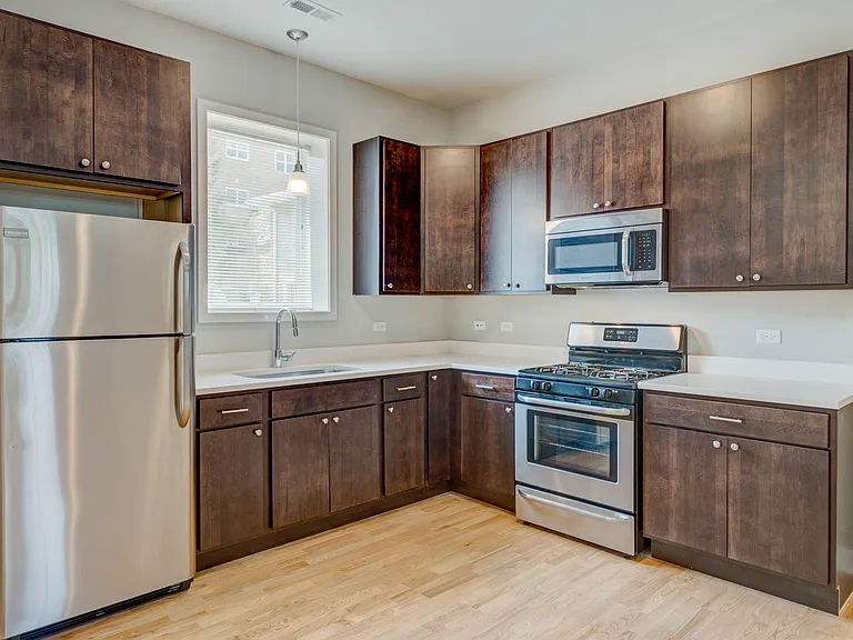 6125 N Clark St #204 — Photo 4