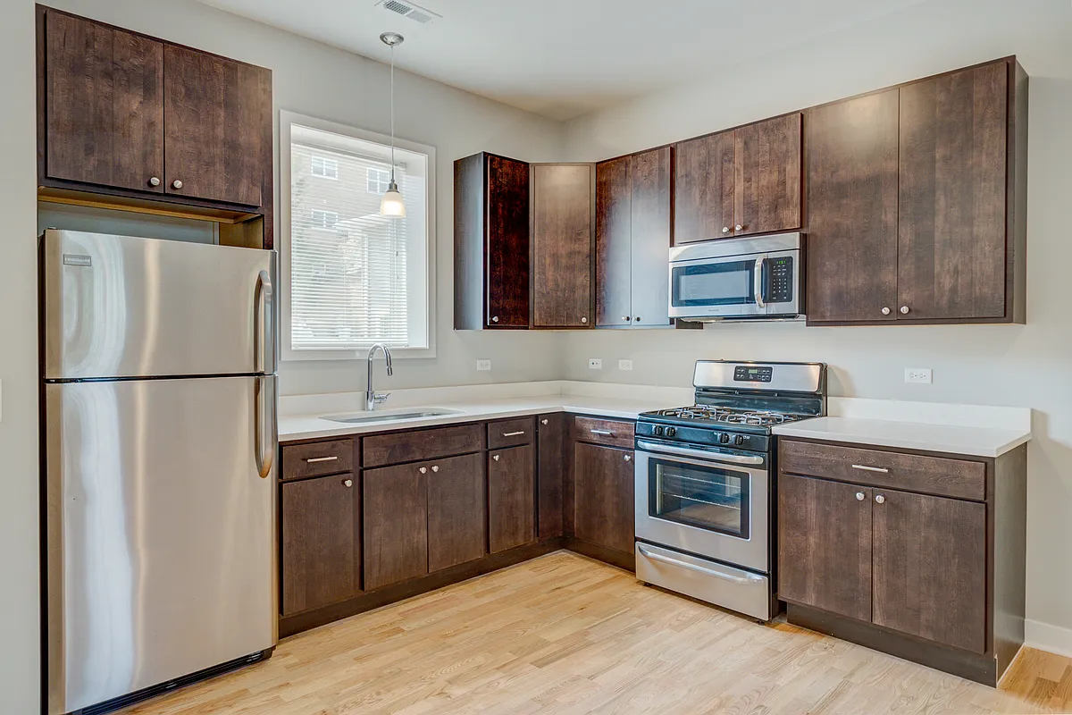 Building Photo - 6125 N Clark St #206