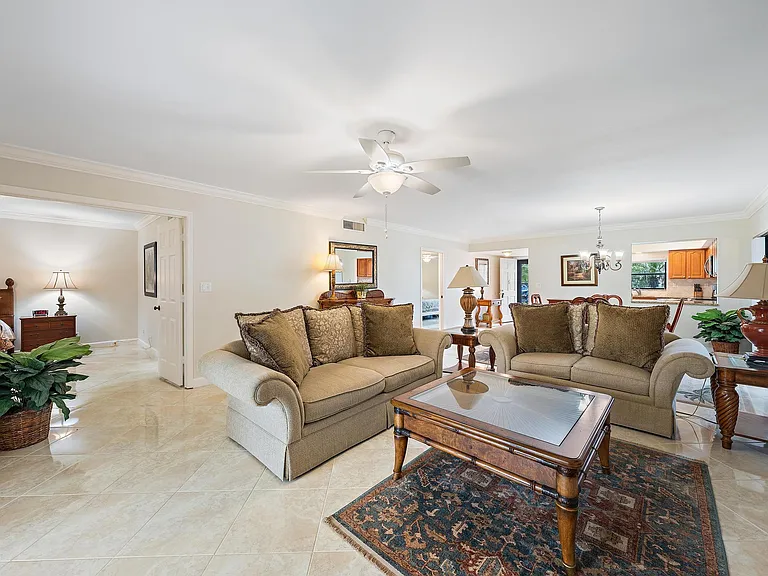 803 Clubhouse Cir — Photo 10