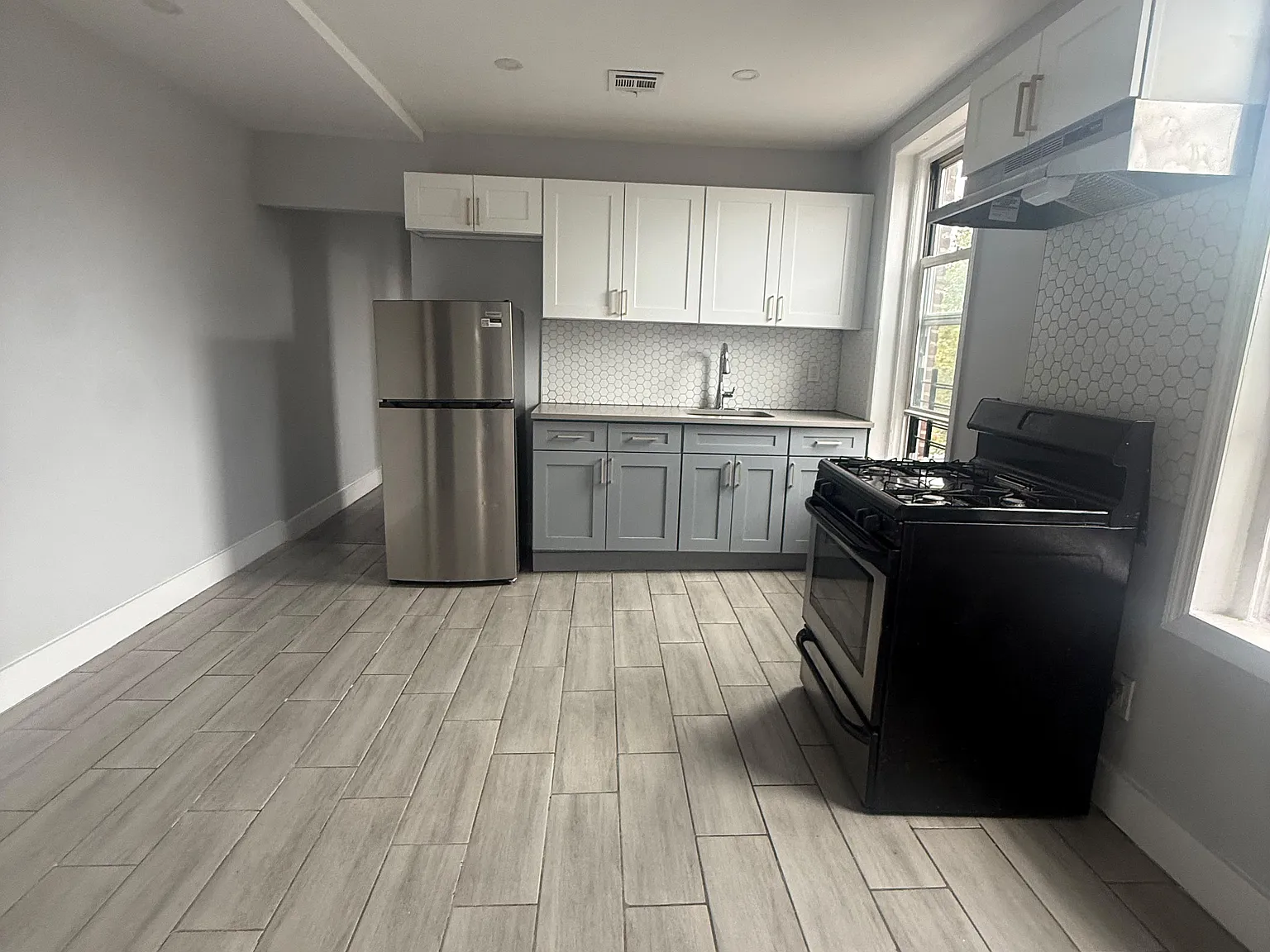 3 bed, 1000 sqft, $2,095 — Photo 1