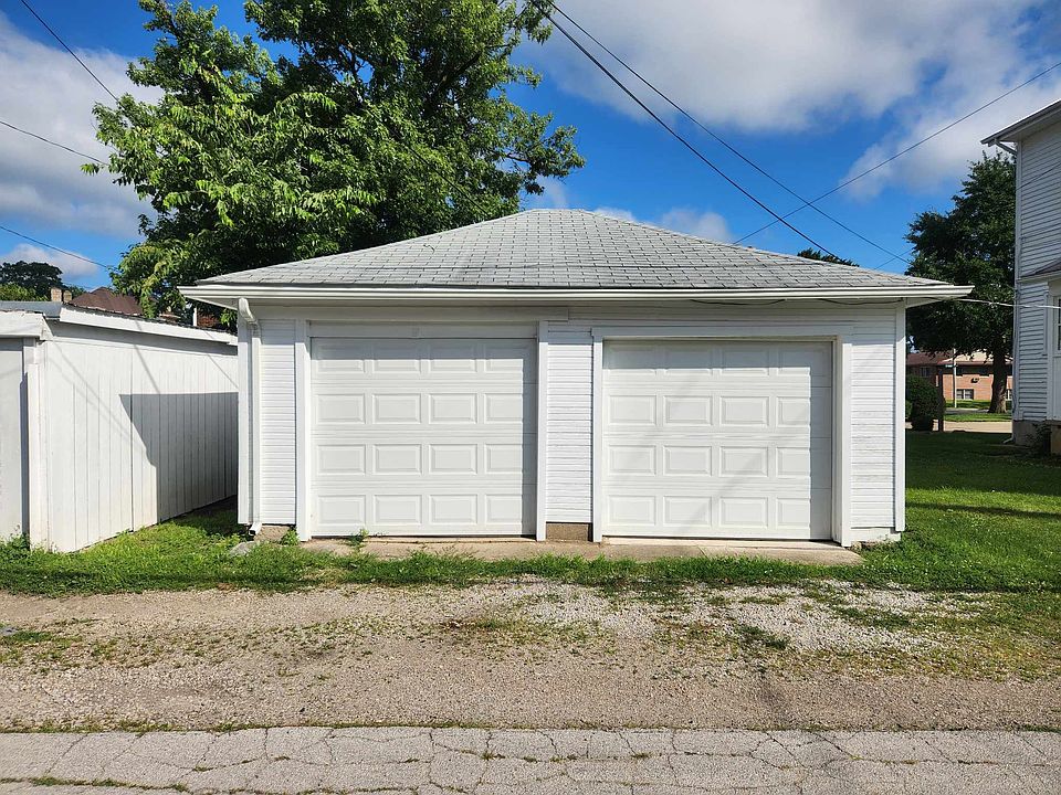 4 unit apartment building with rentable garage space Apartment Rentals