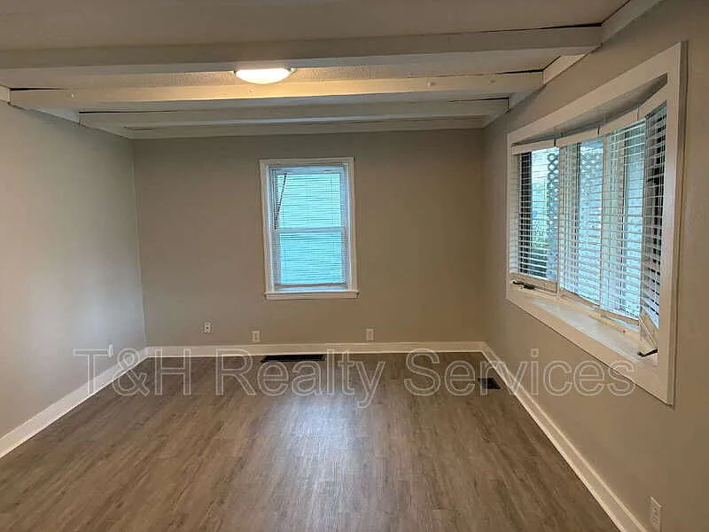 3 bed, 1.0 bath, 1104 sqft, $1,500 — Photo 3