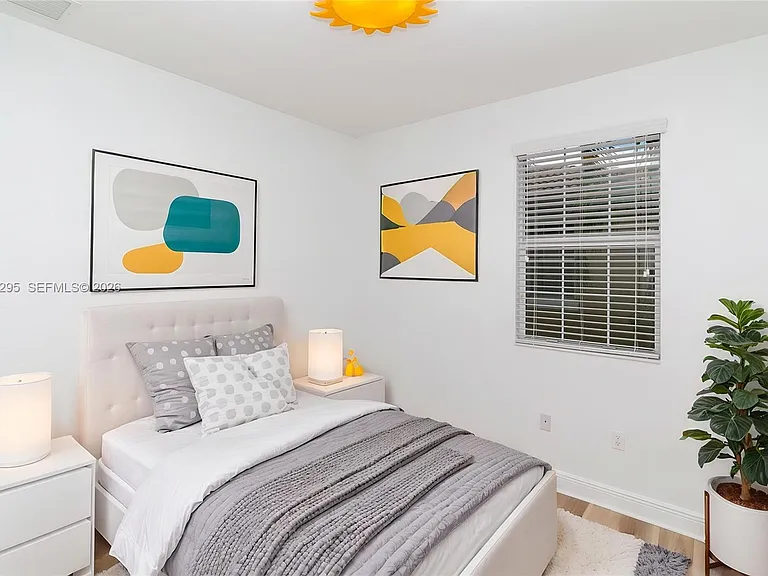 1510 SW 147th Ter — Photo 5