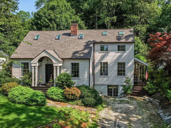 41 Tucker St, Lenox, MA 01240