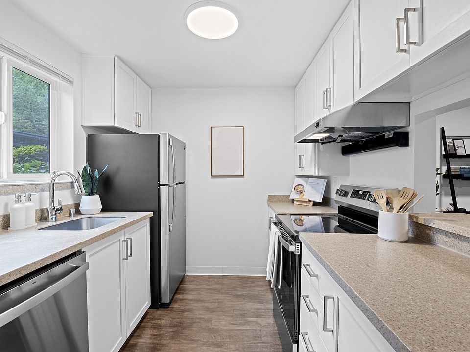 Modern Kitchen at 2000 Lake Washington Apartments in Renton, WA 98056