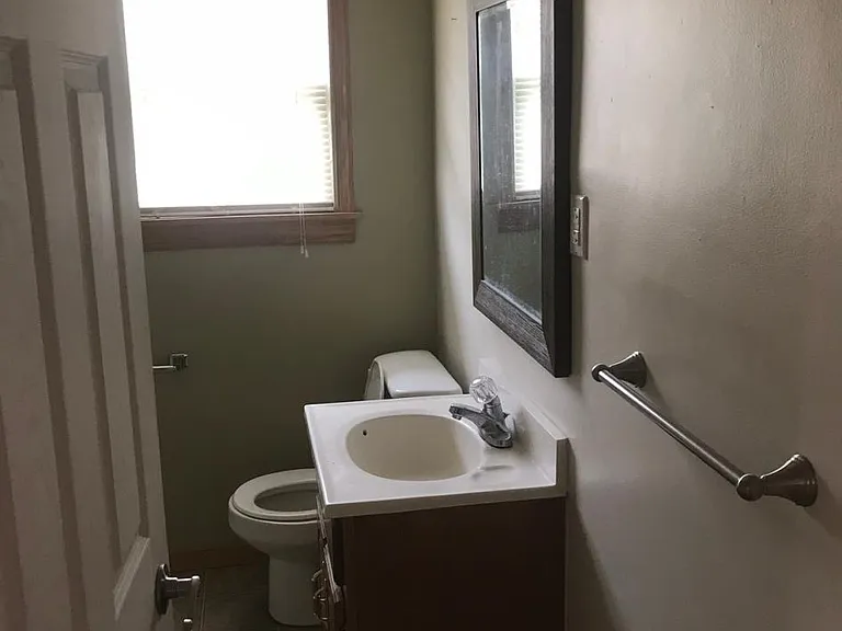 1021 E Maple St — Photo 7