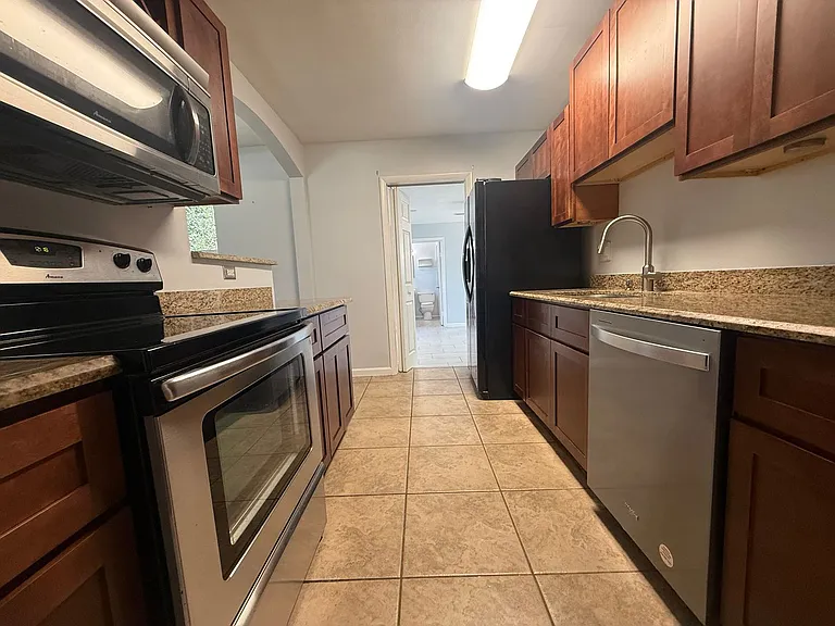 975 North Village Dr — Photo 3