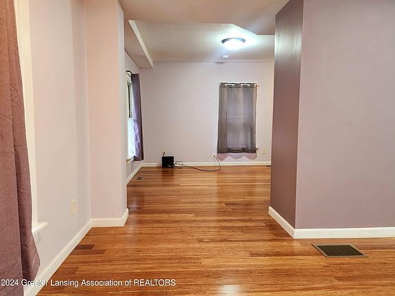 5th image of 601 Leslie St