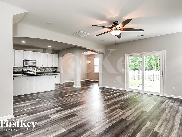 372 Sanctuary Park Dr — Photo 2