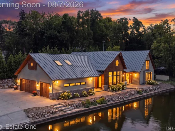 9276 Silverside Dr, South Lyon, MI 48178