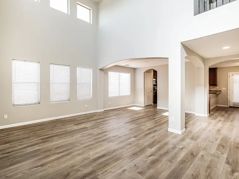6830 S 44th Ln — Photo 6