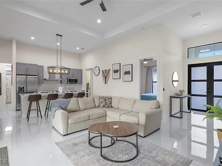1137 SW 18th Ct — Photo 4