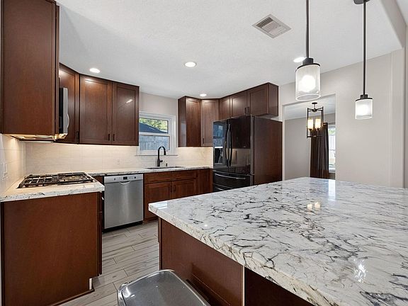 4th image of 15715 Laurel Heights Dr