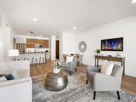4th image of 204 S Leavitt St #204