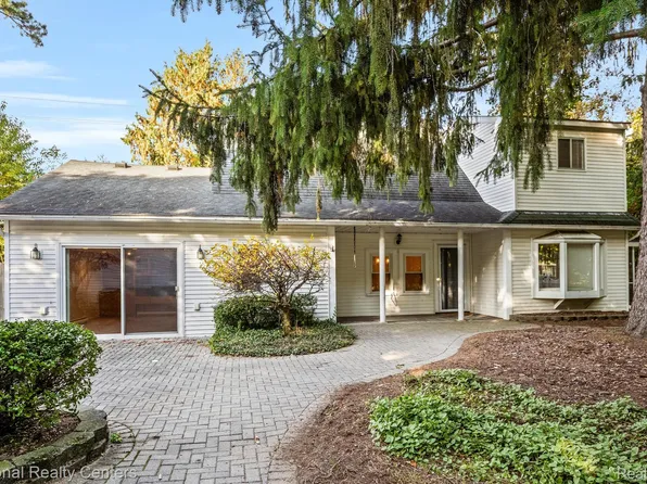 18955 Woodring St, Livonia, MI 48152