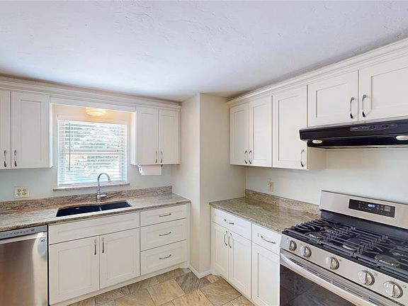 3rd image of 1529 N Bradley Ave
