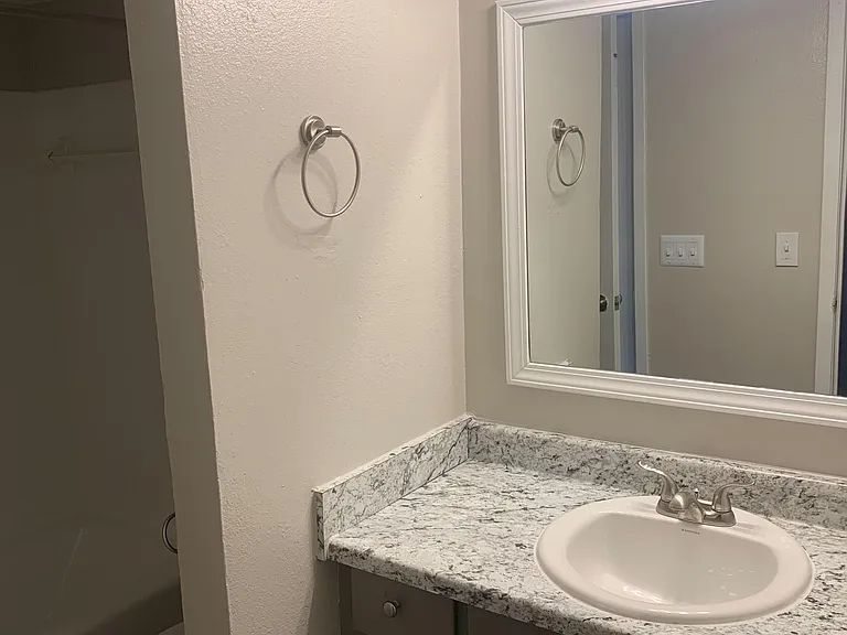 Yukon Heights Apartments — Photo 82