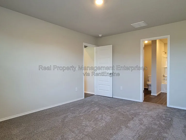 9501 NW 118th St — Photo 13