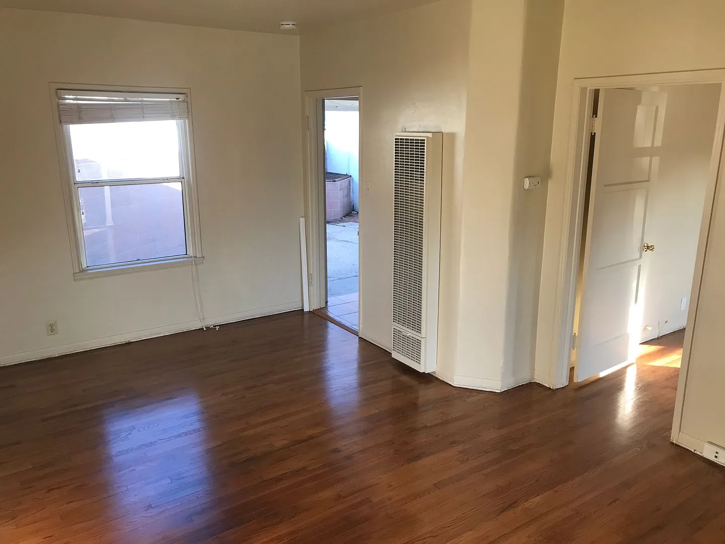 Wonderful Old Torrance Duplex One-Bedroom, One-Bath — Photo 4