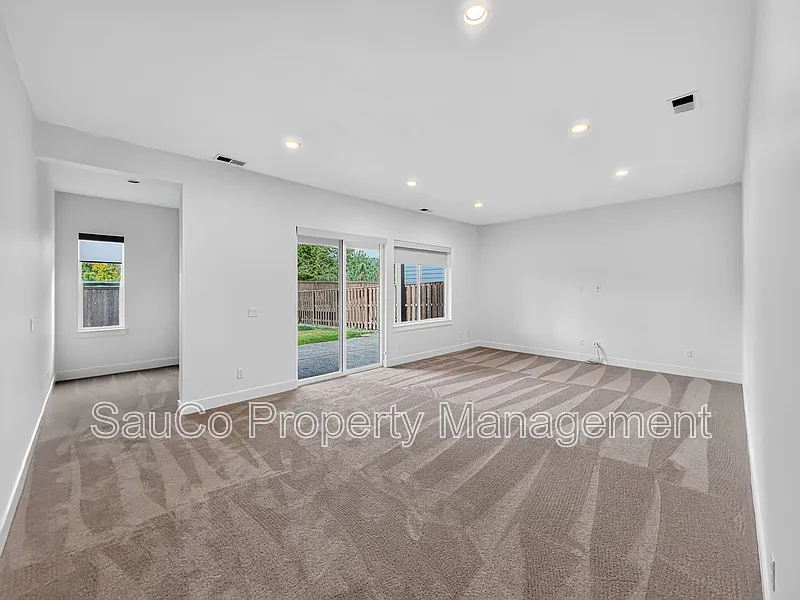 6 bed, 5.0 bath, 4400 sqft, $4,500 — Photo 4