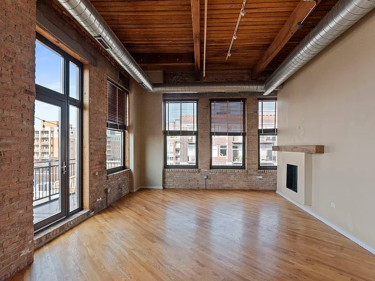 1040 W Adams St #610 — Photo 3