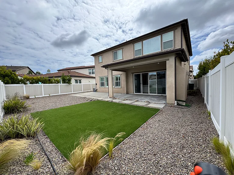 huge back yard with no neighbors in the back