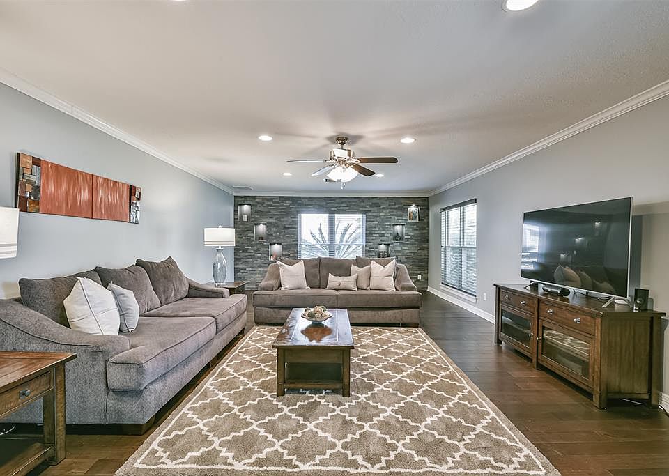 1st image of 8 Earlham Dr