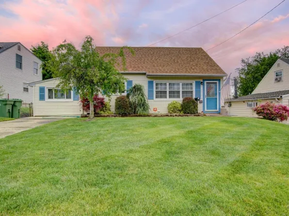 33 Ash Ter, Parlin, NJ 08859