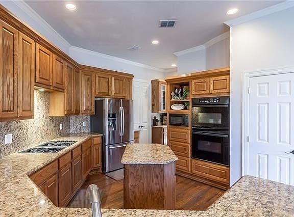 5th image of 924 Blue Jay Ln