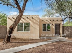 3001-3015 E La Madera Dr