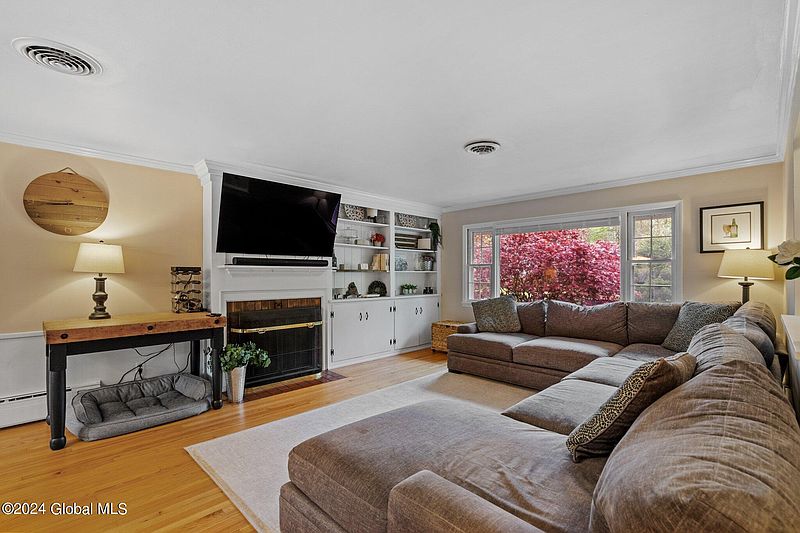 3rd image of 188 Roweland Avenue