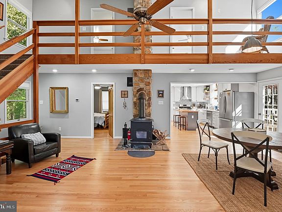 5th image of 377 Rainbow Way