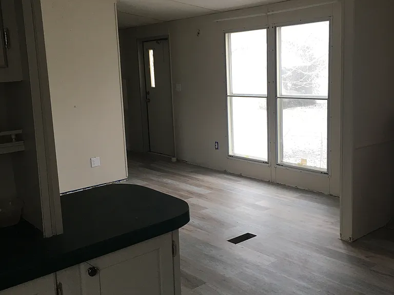 E 10th St — Photo 3