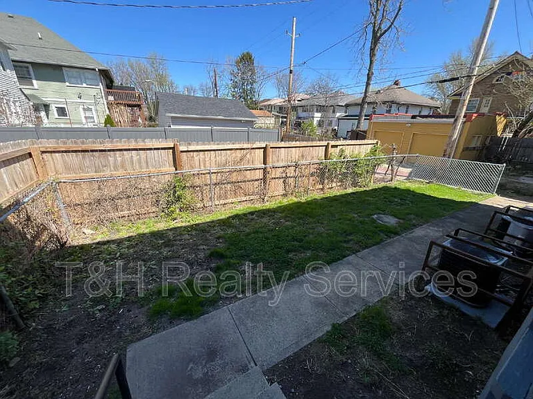 512 E 33rd St — Photo 20