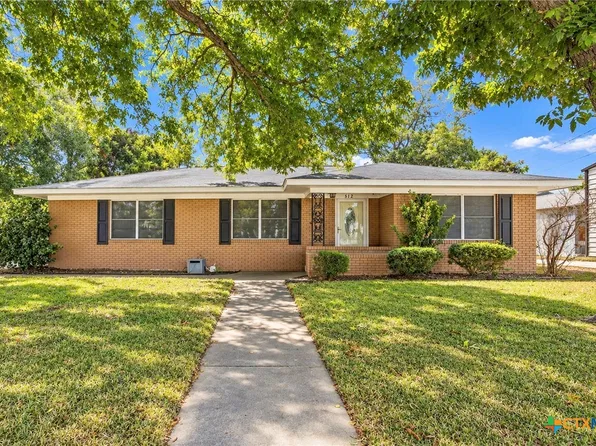 512 N Avenue F, Shiner, TX 77984
