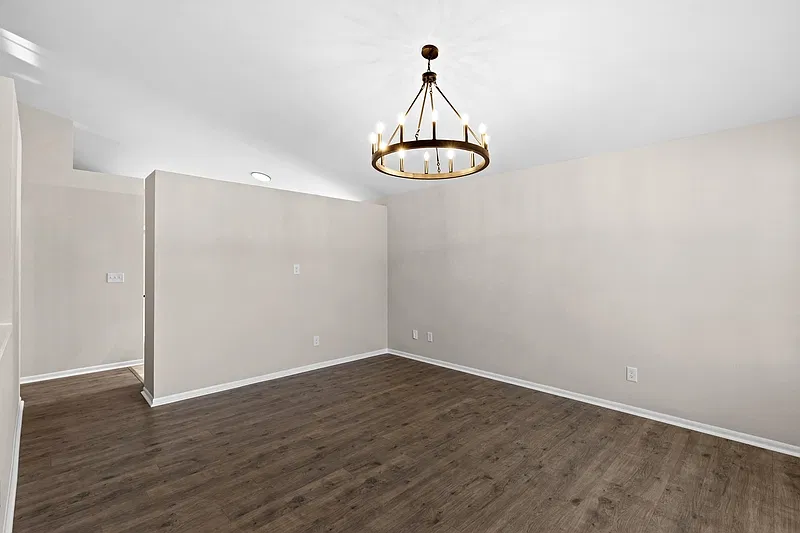 3 bed, 2.0 bath, 1038 sqft, $2,100 — Photo 3